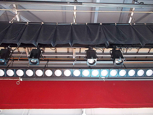 調光システムを入れた舞台照明も一部LEDです。